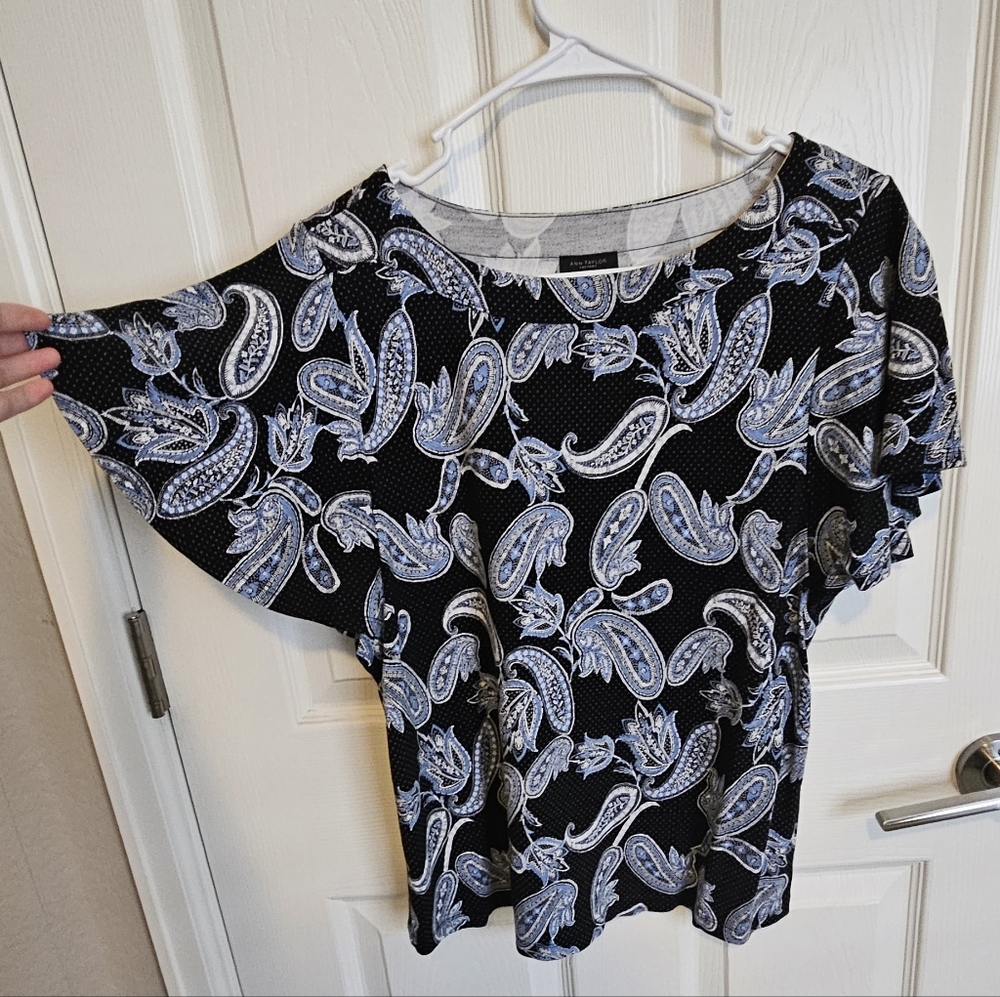 Ann Taylor black and blue paisley print flutter sleeve top - Picture 2 of 6